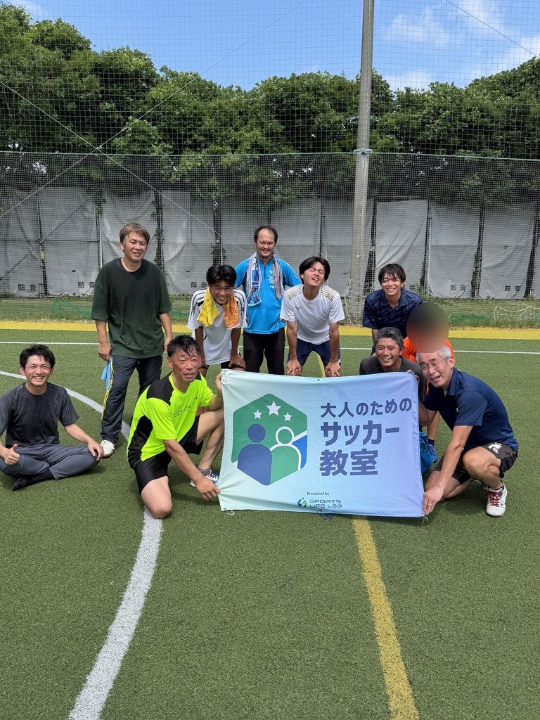 大人のためのサッカー教室 山口校の参加者とコーチの集合写真
